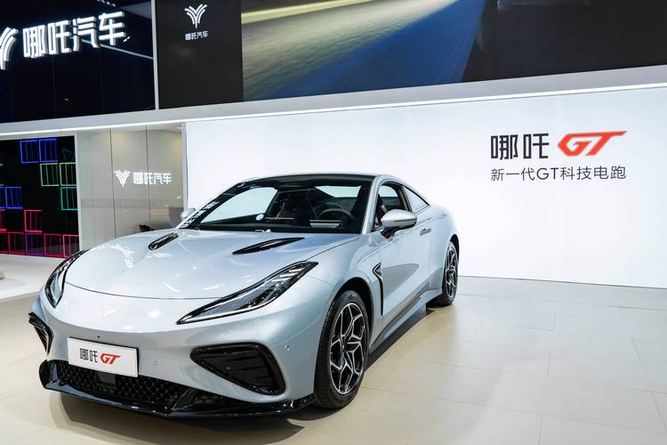 佛山50哪吒汽车在智能汽车领域的表现，领途汽车在新能源汽车市场中的影响力